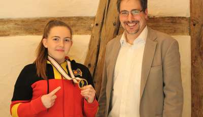Bürgermeister Kuttler empfängt Eishockey-U18-Weltmeisterin Jennifer Miller